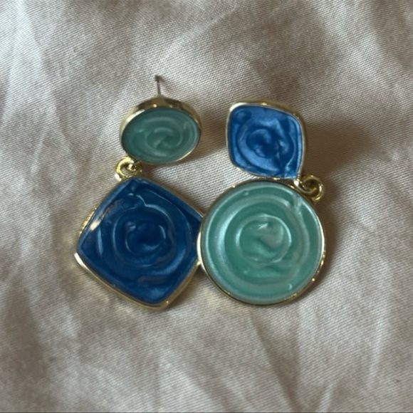 Artsy two-tone statement earrings - Picture 3 of 8